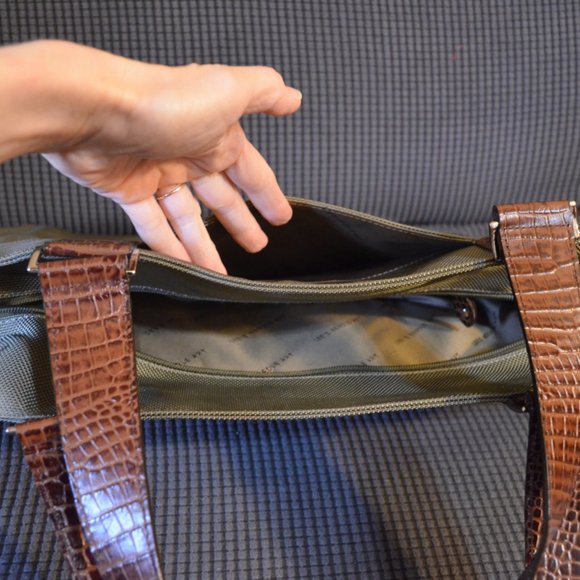 LEE's Needle ART Handle Bag Large Green Hacki faux Leather Handles approx. 18x11 - Picture 6 of 16